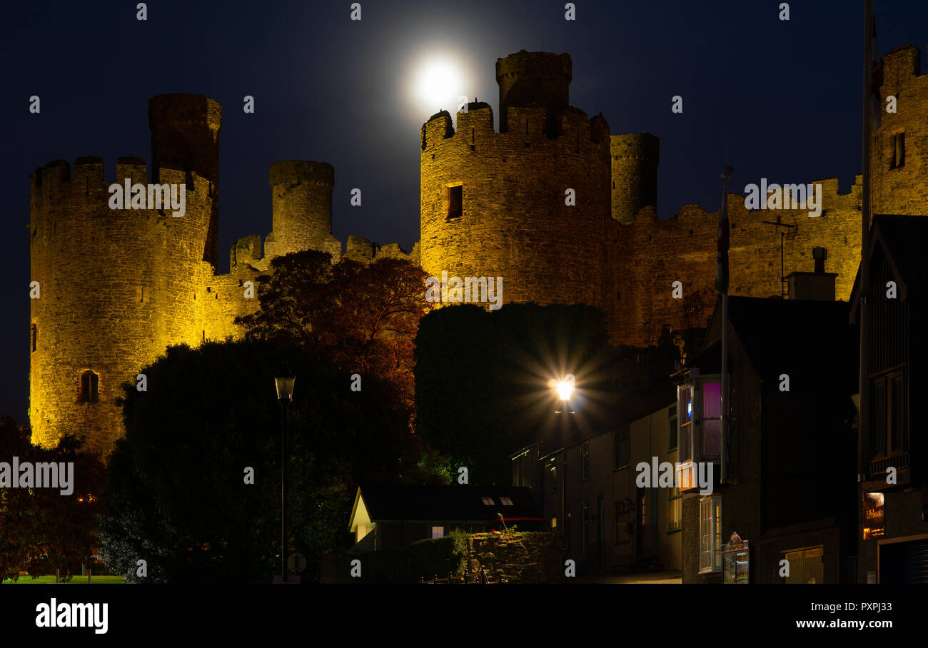 Château de Conwy dans le clair de lune, avec le quai au premier plan. Image prise en octobre 2018. Banque D'Images