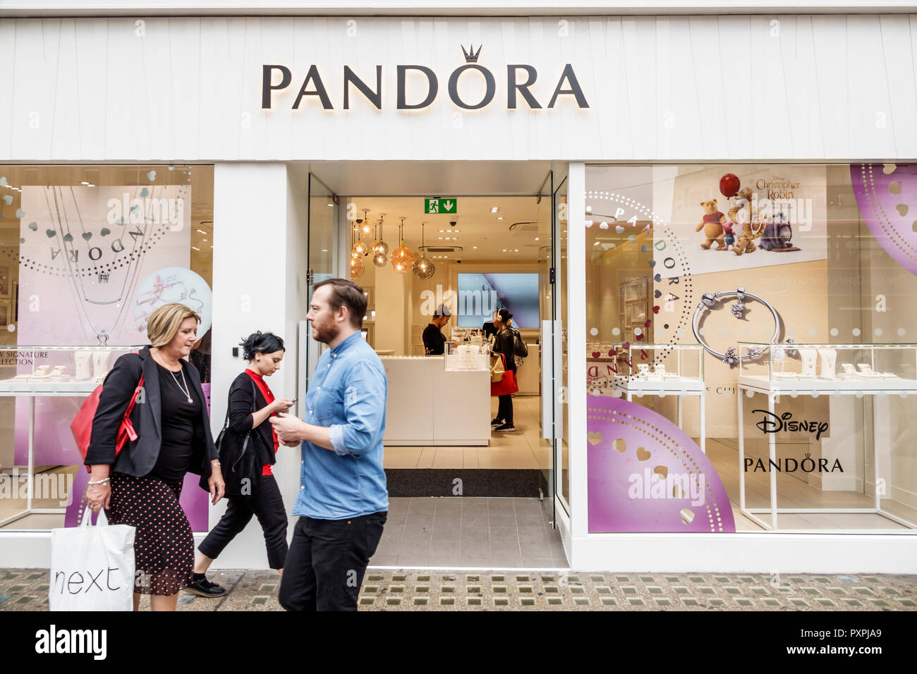 Londres Angleterre,Royaume-Uni,Mayfair,Pandora,bijoux danois,magasin,boutique,extérieur,entrée,logo,panneau,piéton,homme hommes,femme femmes,GB GB Banque D'Images