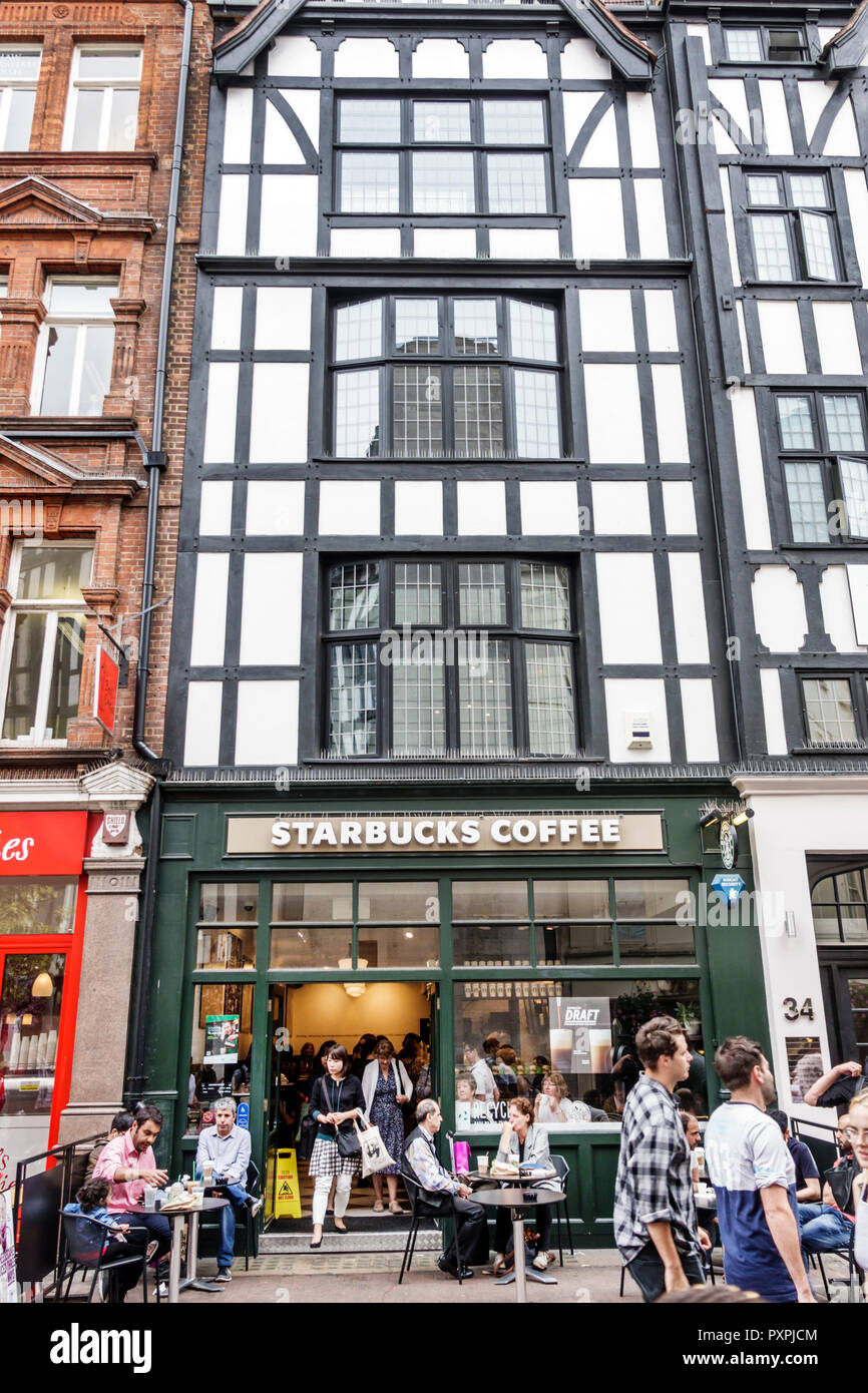 Londres Angleterre,Royaume-Uni,Soho Carnaby Street,Starbucks Coffee,café café coffee House,bâtiment extérieur,sièges extérieurs,homme hommes,femme femmes,Royaume-Uni GB Engines Banque D'Images
