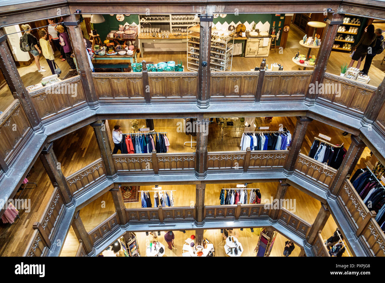 Londres Angleterre,Royaume-Uni,Soho,Liberty Department Store,shopping shopper shoppers magasins marché marchés achats vente, magasin de détail magasins bus Banque D'Images