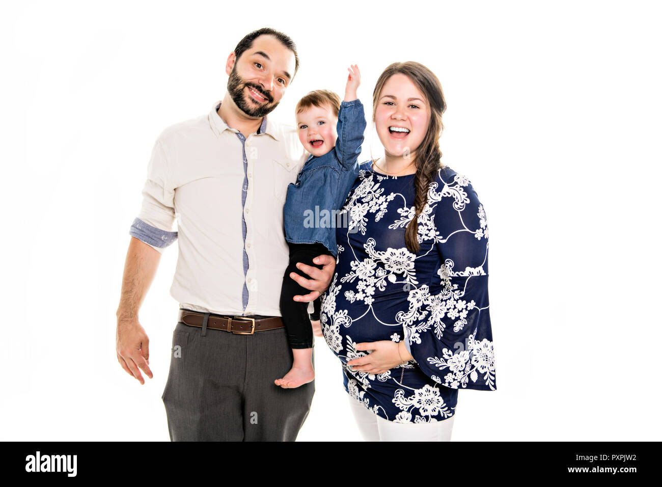 Photo de la jeune famille avec petit enfant fille isolé sur fond blanc. Banque D'Images