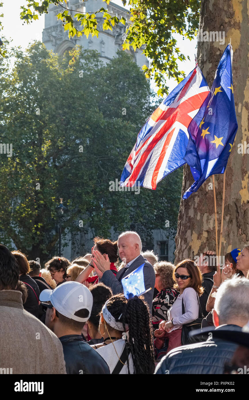 Londres, Royaume-Uni, 20 octobre 2018. 700 000 marcheurs se montrent pour un deuxième référendum Brexit. À l'écoute des haut-parleurs dans la place du Parlement Banque D'Images