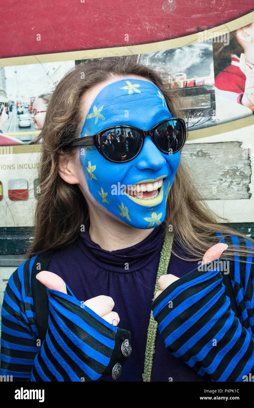 Londres, Royaume-Uni, 20 octobre 2018. 700 000 marcheurs se montrent pour un deuxième référendum Brexit. Une femme avec son visage peint comme le drapeau de l'Union européenne Banque D'Images