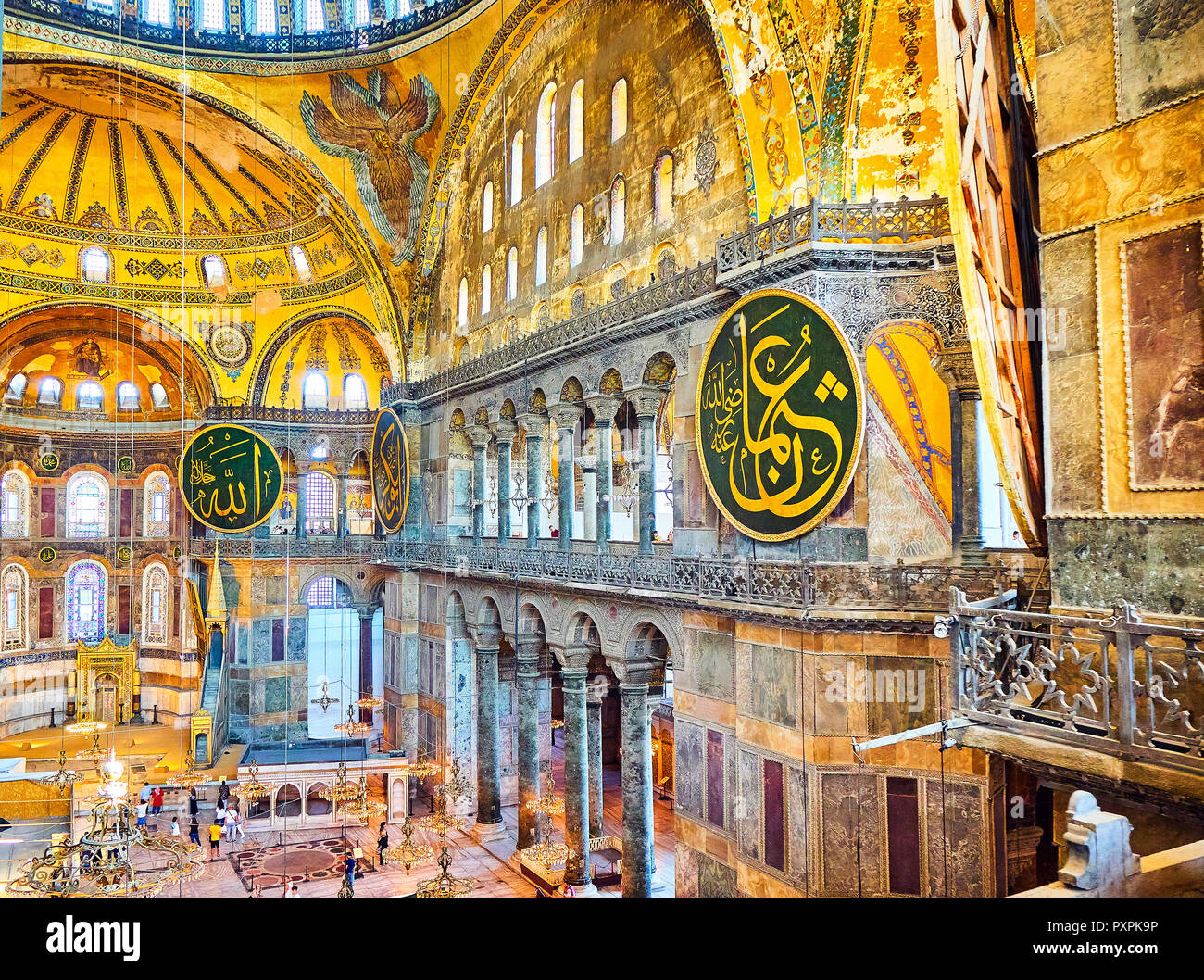 Le collatéral sud de la nef de la mosquée Sainte-Sophie et de l'Abside avec la mosaïque de la Vierge Marie dans l'arrière-plan. Istanbul, Turquie. Banque D'Images