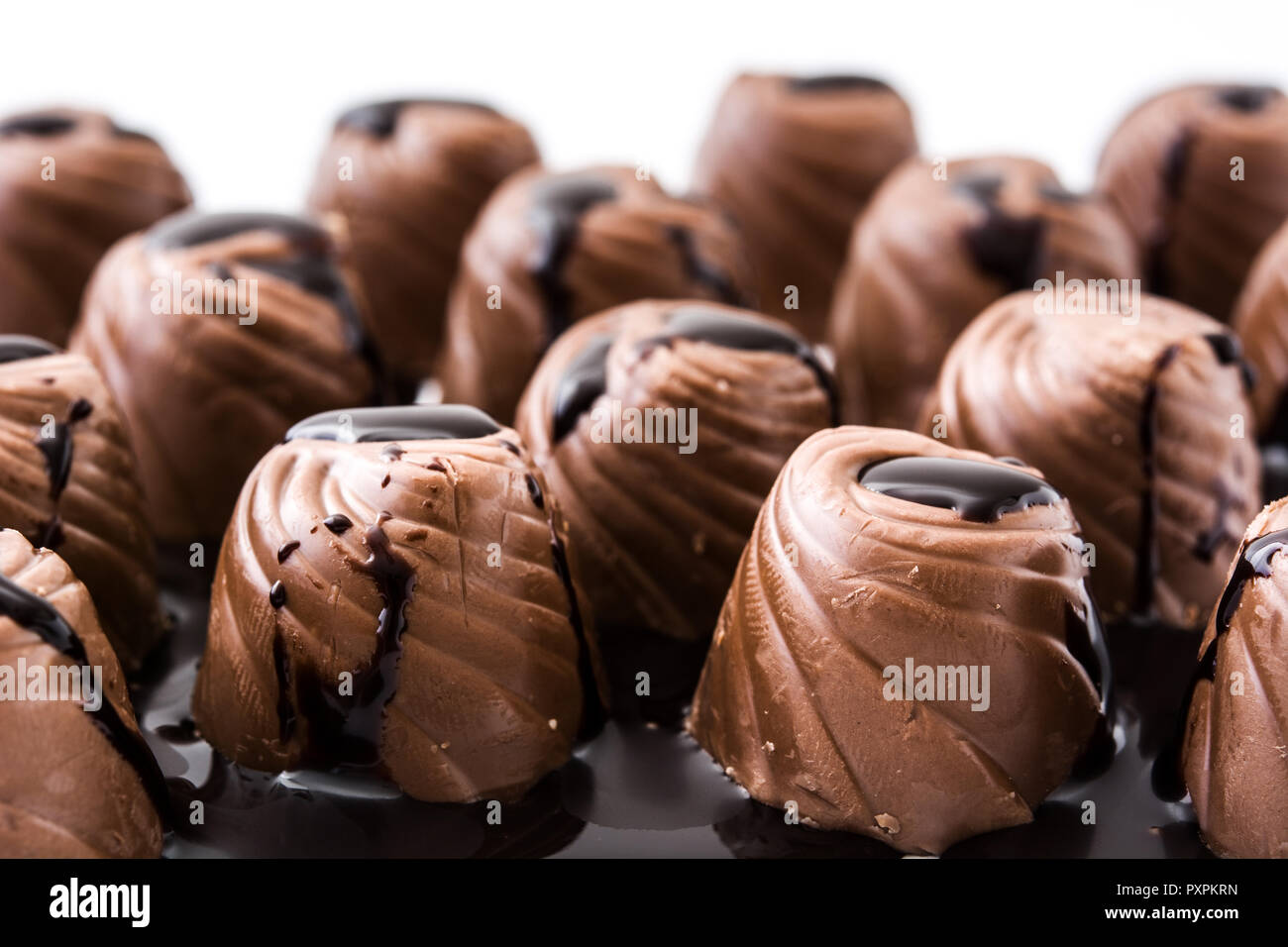 Morceaux de bonbons recouverts de chocolat fondu background Banque D'Images