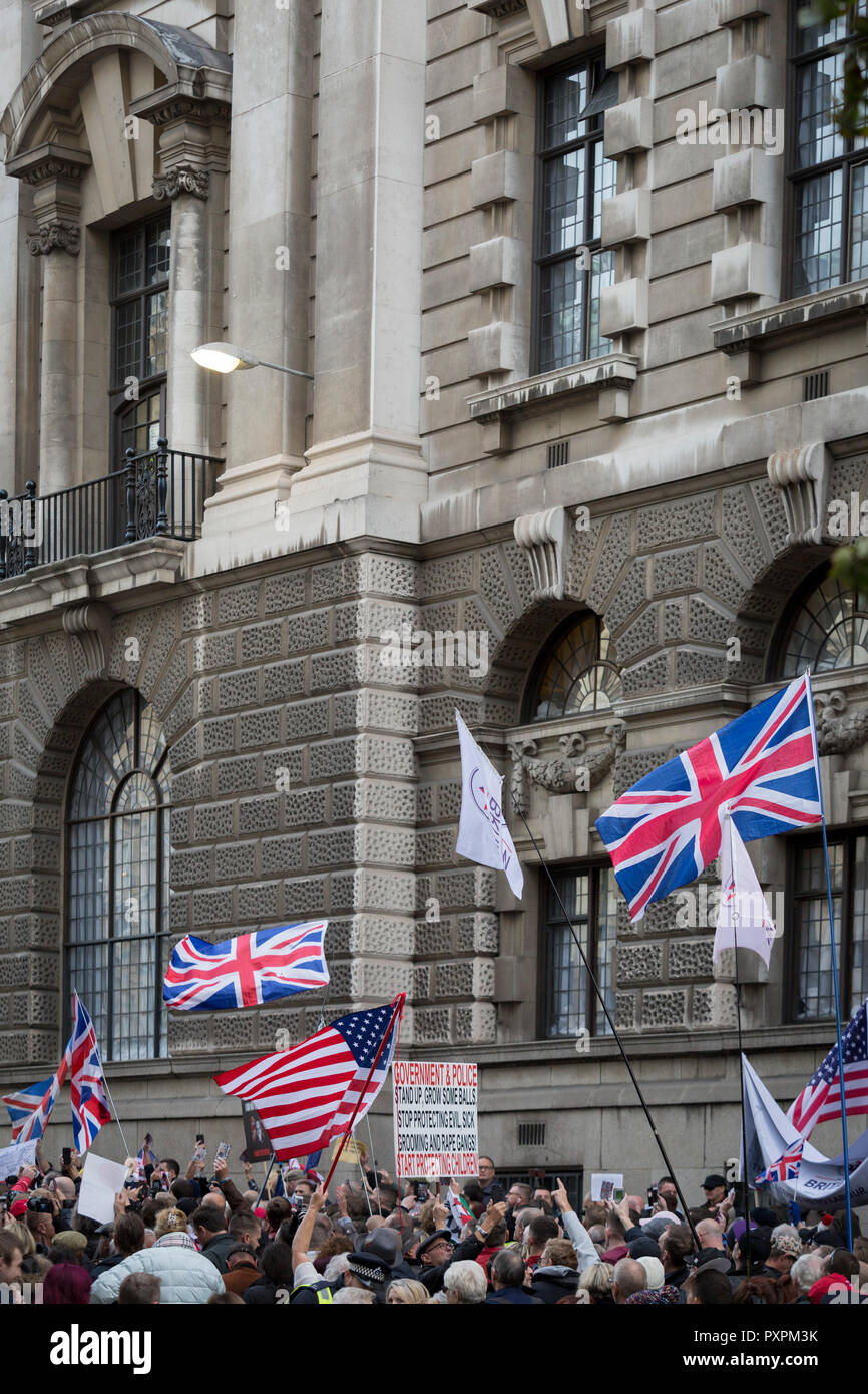 Les drapeaux de la droite des partisans de l'activiste anti-Islam Tommy Robinson (de son vrai nom Stephen Yaxley-Lennon et ancien chef de la Ligue de Défense Anglaise) recueillir l'extérieur de la Cour Criminelle Centrale (l'ancien Bailey) le 23 octobre 2018, à Londres, en Angleterre. Autour d'un mille se sont réunis dans la rue Ville spécialement bouclée par la police de Londres que Robinson a comparu devant Nicholas Hilliard, l'enregistreur de Londres, pour une audience pour outrage à l'Old Bailey au cours de laquelle il a de nouveau été renfloué avant que l'affaire a été renvoyée au procureur général. Banque D'Images