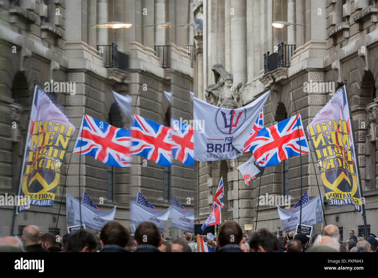 Les drapeaux de la droite des partisans de l'activiste anti-Islam Tommy Robinson (de son vrai nom Stephen Yaxley-Lennon et ancien chef de la Ligue de Défense Anglaise) recueillir l'extérieur de la Cour Criminelle Centrale (l'ancien Bailey) le 23 octobre 2018, à Londres, en Angleterre. Autour d'un mille se sont réunis dans la rue Ville spécialement bouclée par la police de Londres que Robinson a comparu devant Nicholas Hilliard, l'enregistreur de Londres, pour une audience pour outrage à l'Old Bailey au cours de laquelle il a de nouveau été renfloué avant que l'affaire a été renvoyée au procureur général. Banque D'Images
