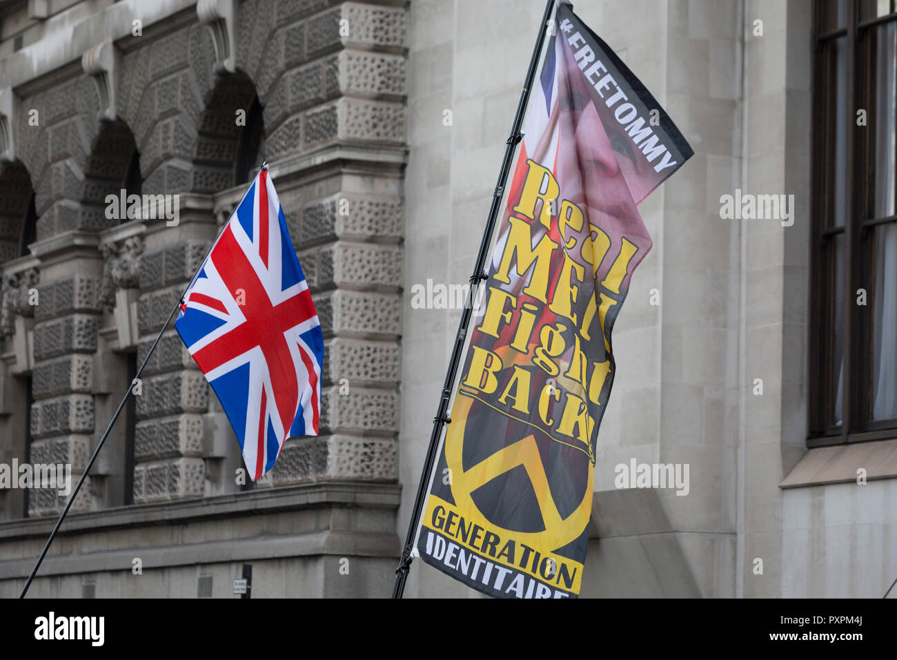 Les drapeaux de la droite des partisans de l'activiste anti-Islam Tommy Robinson (de son vrai nom Stephen Yaxley-Lennon et ancien chef de la Ligue de Défense Anglaise) recueillir l'extérieur de la Cour Criminelle Centrale (l'ancien Bailey) le 23 octobre 2018, à Londres, en Angleterre. Autour d'un mille se sont réunis dans la rue Ville spécialement bouclée par la police de Londres que Robinson a comparu devant Nicholas Hilliard, l'enregistreur de Londres, pour une audience pour outrage à l'Old Bailey au cours de laquelle il a de nouveau été renfloué avant que l'affaire a été renvoyée au procureur général. Banque D'Images