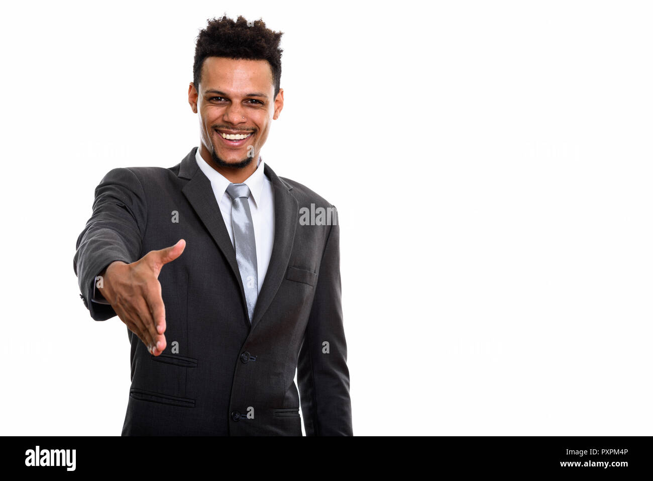 Young happy African businessman smiling tout en donnant handshake Banque D'Images