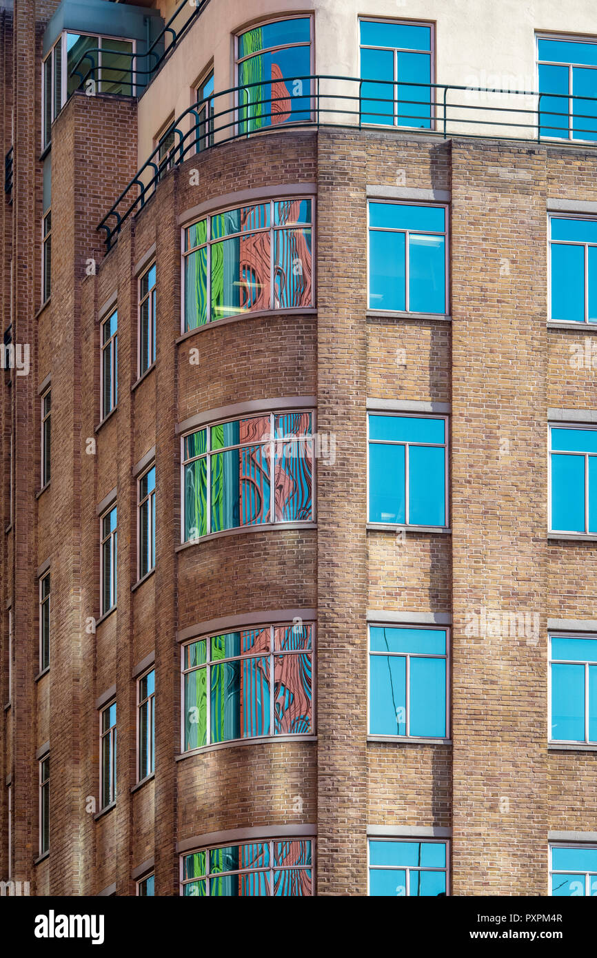 Central St Giles se reflétant dans les immeubles de bureaux de Shaftesbury Avenue, Londres, Angleterre Banque D'Images