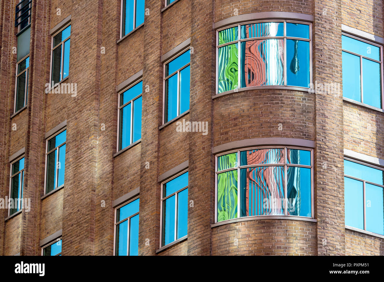 Central St Giles se reflétant dans les immeubles de bureaux de Shaftesbury Avenue, Londres, Angleterre Banque D'Images