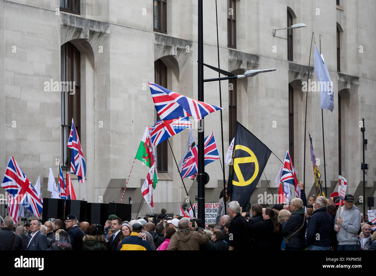 Les drapeaux de la droite des partisans de l'activiste anti-Islam Tommy Robinson (de son vrai nom Stephen Yaxley-Lennon et ancien chef de la Ligue de Défense Anglaise) recueillir l'extérieur de la Cour Criminelle Centrale (l'ancien Bailey) le 23 octobre 2018, à Londres, en Angleterre. Autour d'un mille se sont réunis dans la rue Ville spécialement bouclée par la police de Londres que Robinson a comparu devant Nicholas Hilliard, l'enregistreur de Londres, pour une audience pour outrage à l'Old Bailey au cours de laquelle il a de nouveau été renfloué avant que l'affaire a été renvoyée au procureur général. Banque D'Images