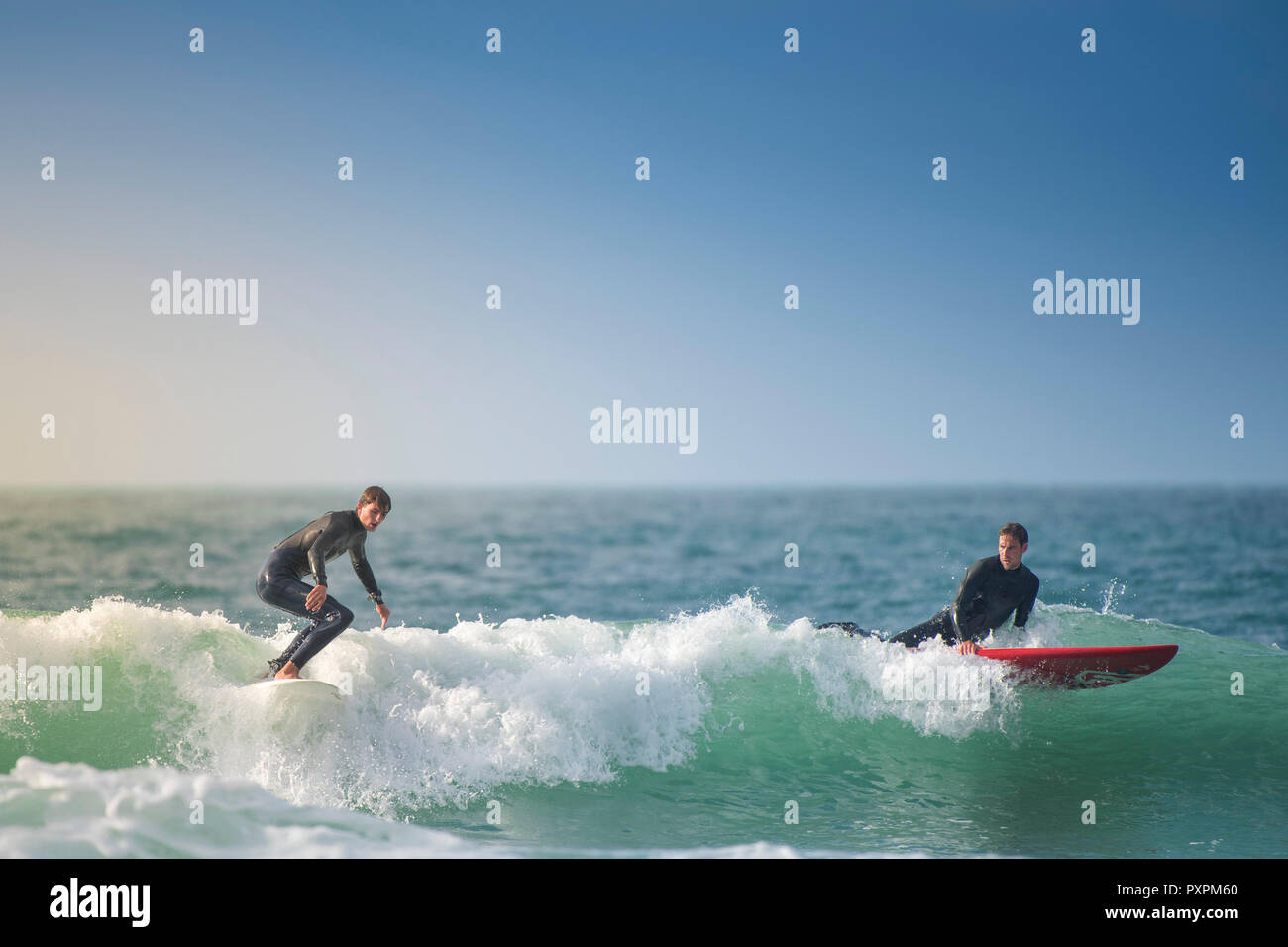 UK - surf surfeurs de la plage de Fistral à Newquay en Cornouailles. Banque D'Images