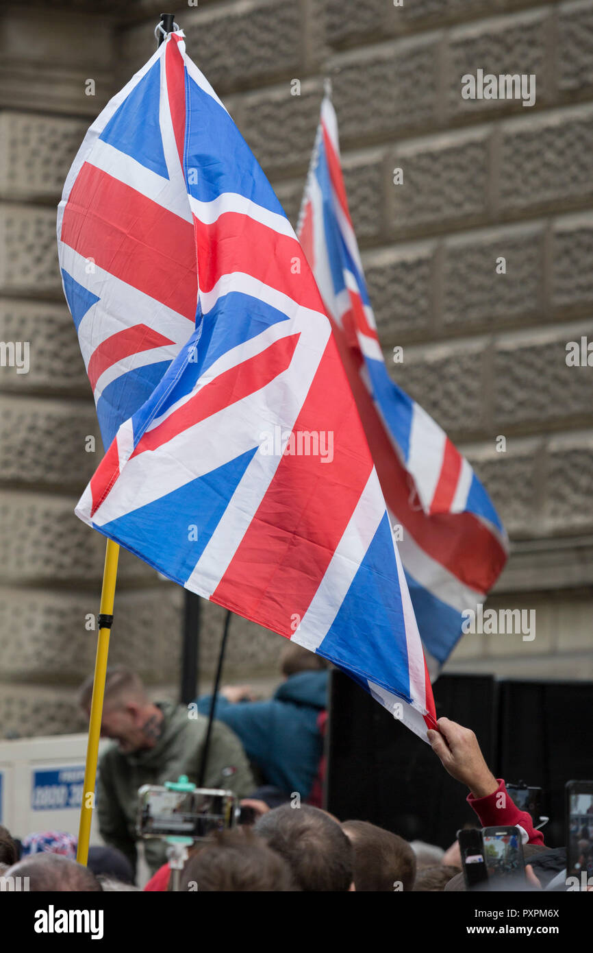 Les drapeaux de la droite des partisans de l'activiste anti-Islam Tommy Robinson (de son vrai nom Stephen Yaxley-Lennon et ancien chef de la Ligue de Défense Anglaise) recueillir l'extérieur de la Cour Criminelle Centrale (l'ancien Bailey) le 23 octobre 2018, à Londres, en Angleterre. Autour d'un mille se sont réunis dans la rue Ville spécialement bouclée par la police de Londres que Robinson a comparu devant Nicholas Hilliard, l'enregistreur de Londres, pour une audience pour outrage à l'Old Bailey au cours de laquelle il a de nouveau été renfloué avant que l'affaire a été renvoyée au procureur général. Banque D'Images