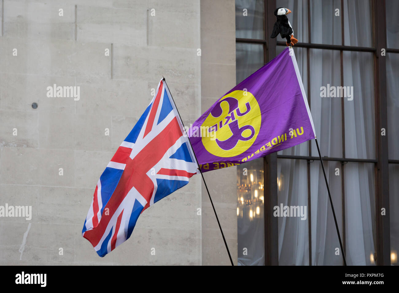 Les drapeaux de la droite des partisans de l'activiste anti-Islam Tommy Robinson (de son vrai nom Stephen Yaxley-Lennon et ancien chef de la Ligue de Défense Anglaise) recueillir l'extérieur de la Cour Criminelle Centrale (l'ancien Bailey) le 23 octobre 2018, à Londres, en Angleterre. Autour d'un mille se sont réunis dans la rue Ville spécialement bouclée par la police de Londres que Robinson a comparu devant Nicholas Hilliard, l'enregistreur de Londres, pour une audience pour outrage à l'Old Bailey au cours de laquelle il a de nouveau été renfloué avant que l'affaire a été renvoyée au procureur général. Banque D'Images
