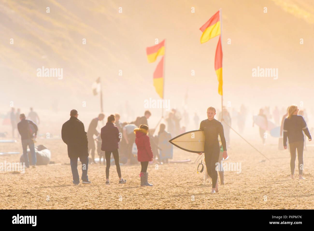 Misty brumeux au soleil dans la plage de Fistral Newquay en Cornouailles. Banque D'Images
