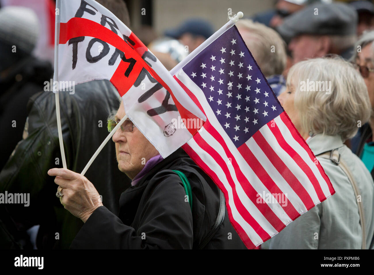 Les drapeaux de la droite des partisans de l'activiste anti-Islam Tommy Robinson (de son vrai nom Stephen Yaxley-Lennon et ancien chef de la Ligue de Défense Anglaise) recueillir l'extérieur de la Cour Criminelle Centrale (l'ancien Bailey) le 23 octobre 2018, à Londres, en Angleterre. Autour d'un mille se sont réunis dans la rue Ville spécialement bouclée par la police de Londres que Robinson a comparu devant Nicholas Hilliard, l'enregistreur de Londres, pour une audience pour outrage à l'Old Bailey au cours de laquelle il a de nouveau été renfloué avant que l'affaire a été renvoyée au procureur général. Banque D'Images