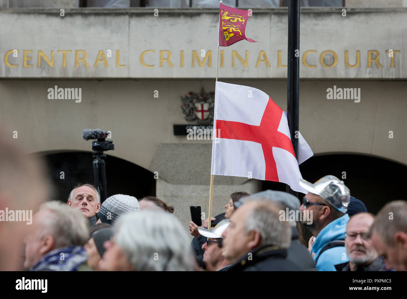 Les drapeaux de la droite des partisans de l'activiste anti-Islam Tommy Robinson (de son vrai nom Stephen Yaxley-Lennon et ancien chef de la Ligue de Défense Anglaise) recueillir l'extérieur de la Cour Criminelle Centrale (l'ancien Bailey) le 23 octobre 2018, à Londres, en Angleterre. Autour d'un mille se sont réunis dans la rue Ville spécialement bouclée par la police de Londres que Robinson a comparu devant Nicholas Hilliard, l'enregistreur de Londres, pour une audience pour outrage à l'Old Bailey au cours de laquelle il a de nouveau été renfloué avant que l'affaire a été renvoyée au procureur général. Banque D'Images
