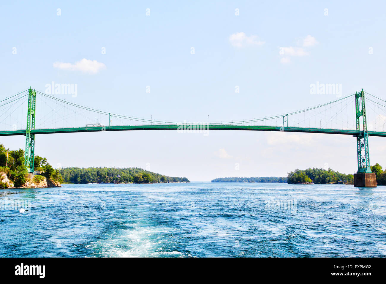 Construit en 1937, le pont international des Mille-Îles s'étend sur le fleuve Saint-Laurent, reliant New York, USA, avec l'Ontario, le Canada dans le Banque D'Images