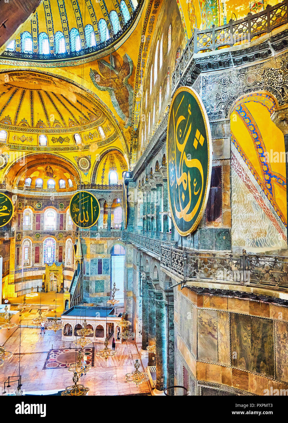 La partie supérieure de la galerie sud de la nef de la mosquée Sainte-Sophie et de l'Abside avec la mosaïque de la Vierge Marie dans l'arrière-plan. Istanbul, Turquie. Banque D'Images