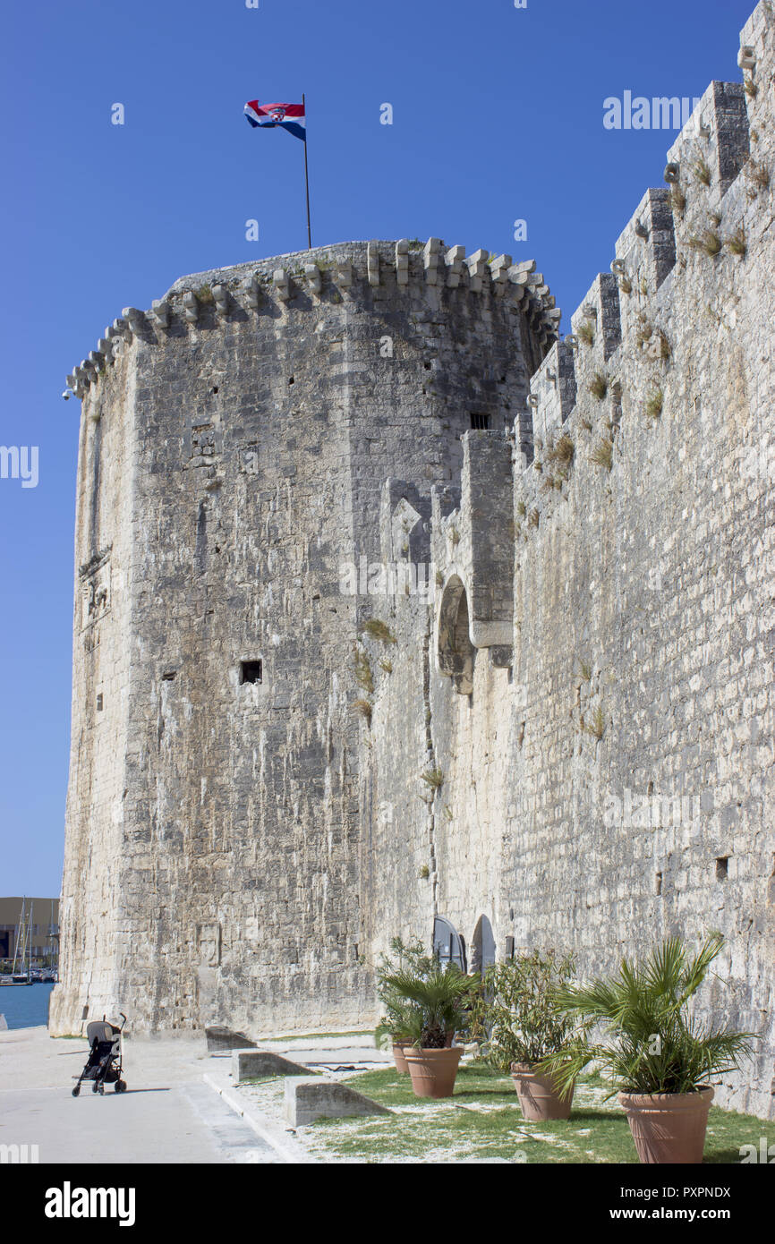 Tour de Trogir forteresse avec drapeau. En face de la forteresse il y a une poussette de bébé. Banque D'Images