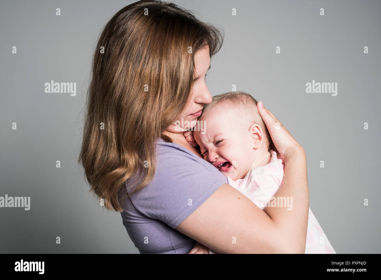 Mère essayant de calmer son bébé qui pleure Banque D'Images