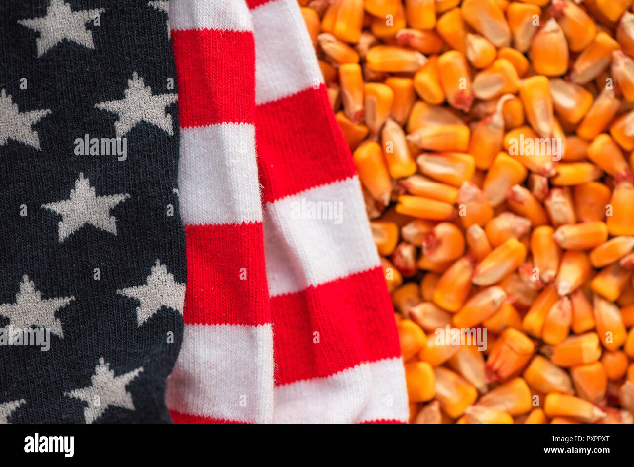 Drapeau USA pliée par rapport au maïs grains après une bonne récolte de cultures Banque D'Images