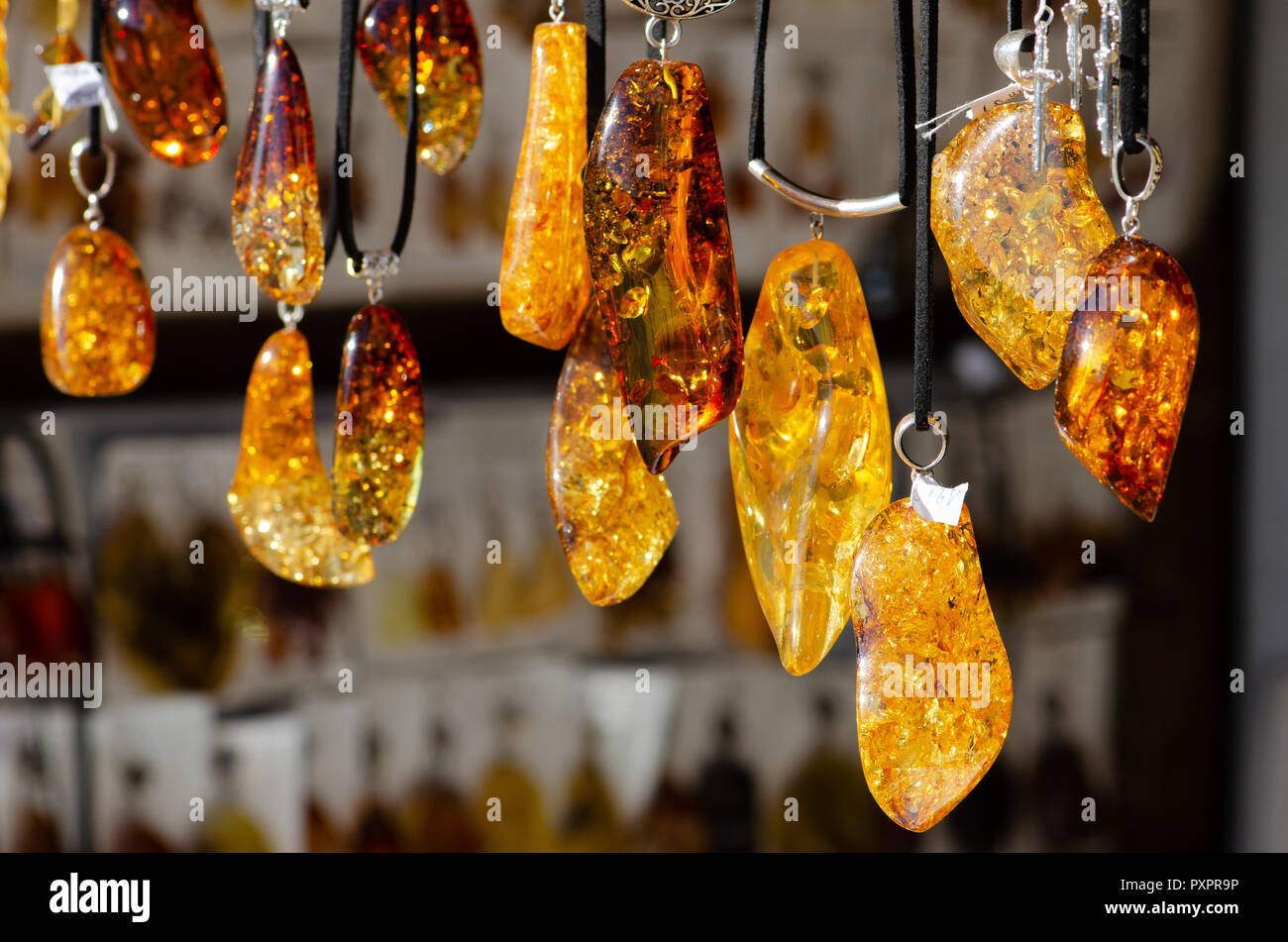 Collier d'ambre. Ambre de différentes couleurs et tailles. Exposition de pierres d'ambre pour les touristes, de souvenirs Banque D'Images