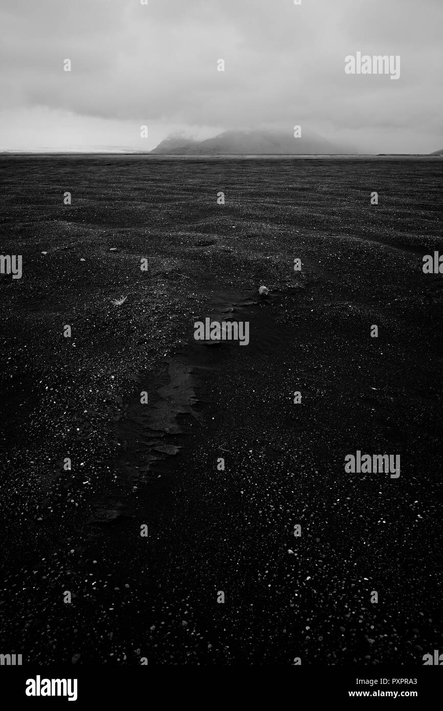 Le paysage vide de plaine glaciaire de sable noir de basalte du sud Islande - minimalisme de l'Islande Banque D'Images