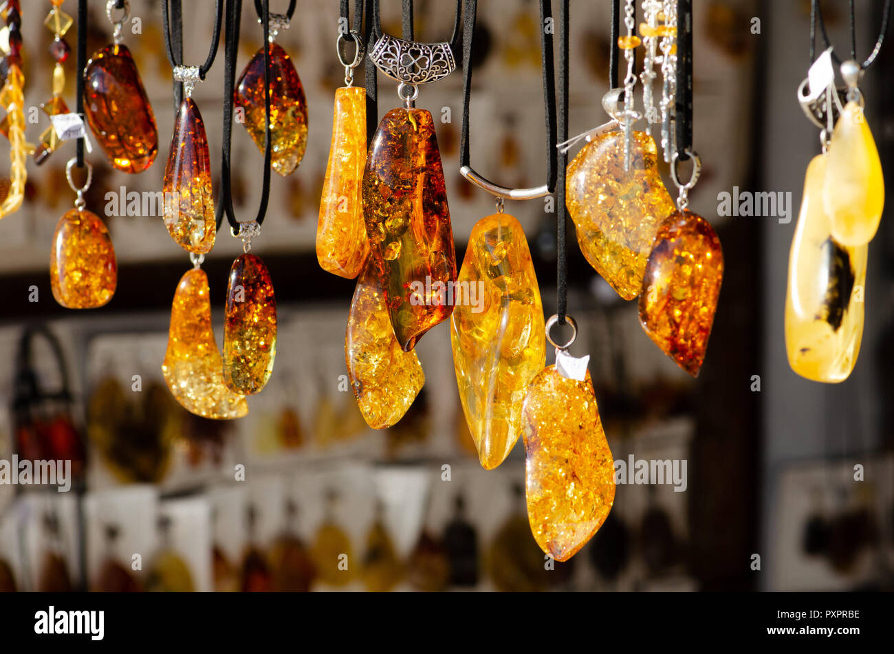 Collier d'ambre. Ambre de différentes couleurs et tailles. Exposition de pierres d'ambre pour les touristes, de souvenirs Banque D'Images