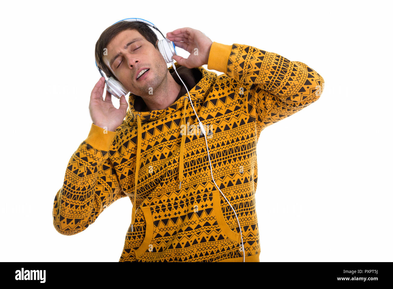 Portrait de jeune homme séduisant d'écouter de la musique avec les yeux c Banque D'Images