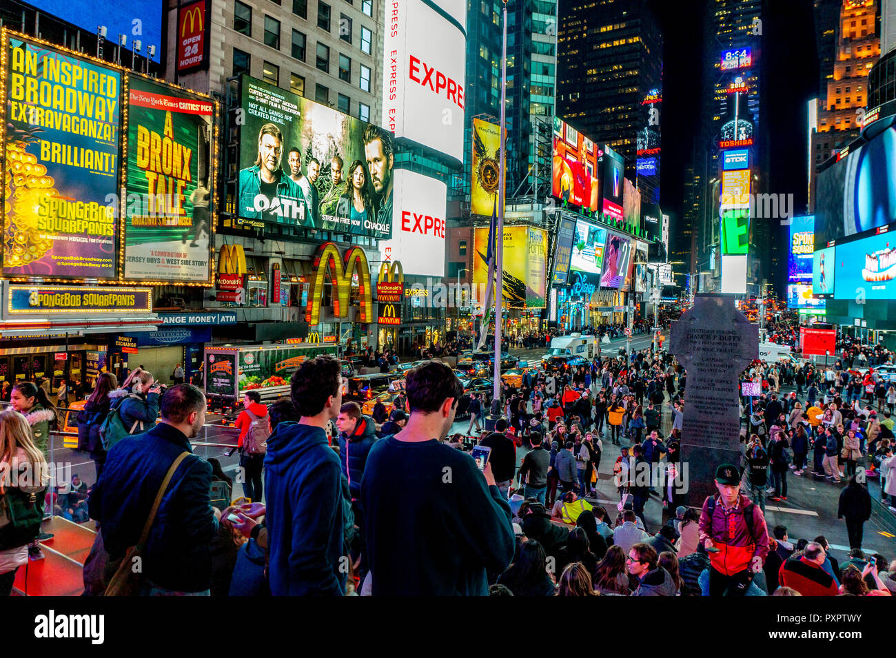 New York, NEW YORK / USA - 04.12.2018 Times Square est une intersection achalandée du néon, l'art et le commerce est toujours bondé de nuit Banque D'Images