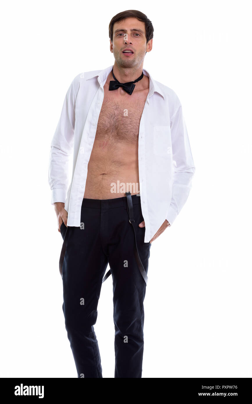 Studio shot of young handsome man posing with open shirt tandis que w Banque D'Images