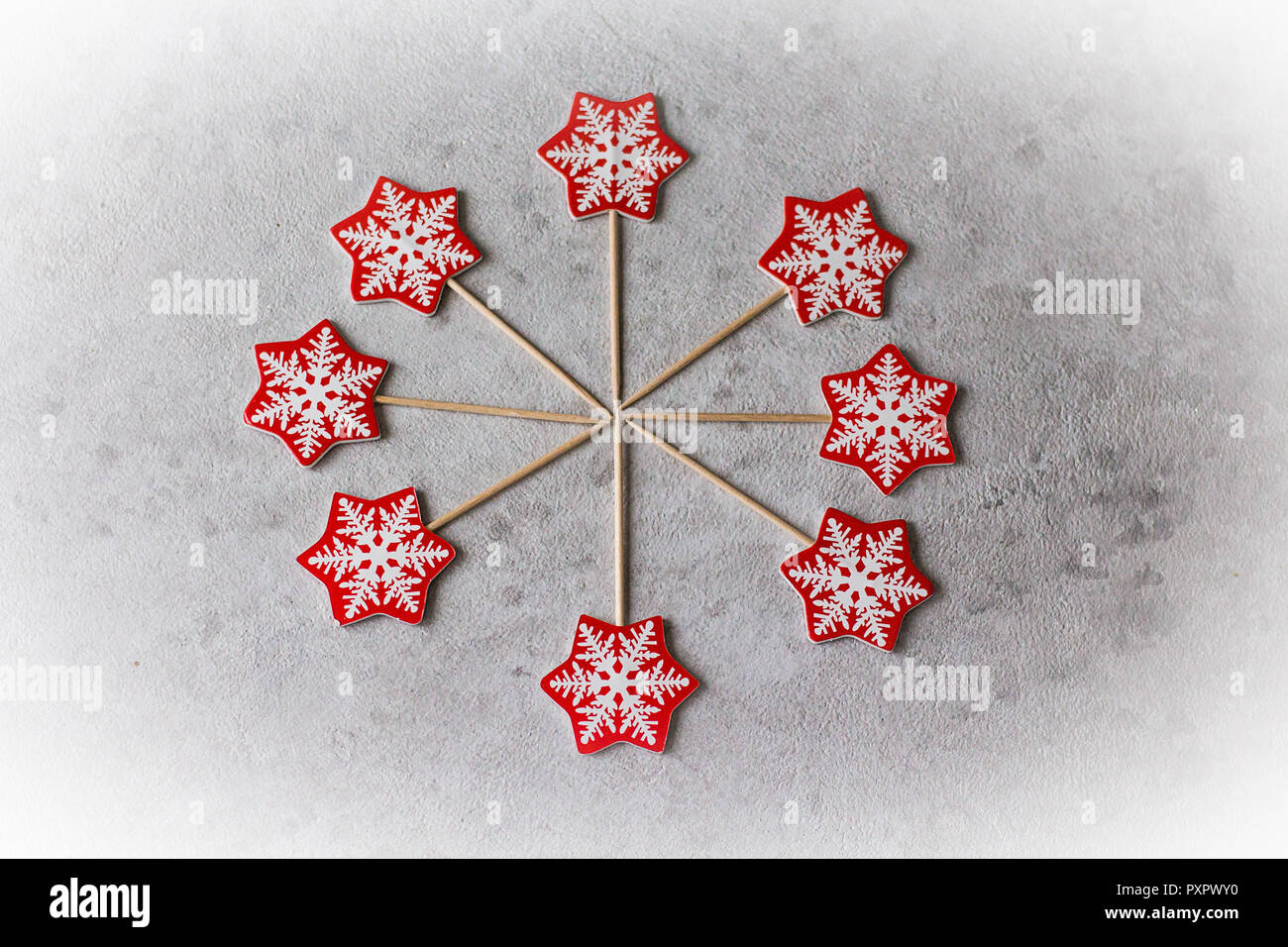 Décoration de Noël : rouge flocons sur un bâton sur un fond clair Banque D'Images