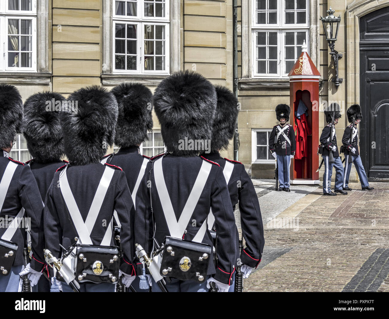 Les gardiens de la vie royale devant le Palais d'Amalienborg, Copenhague, Danemark, Europe Banque D'Images