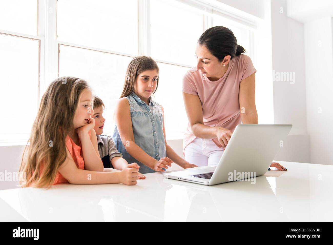 Avec un groupe d'enseignants de l'école des enfants avec coffre à l'avant Banque D'Images