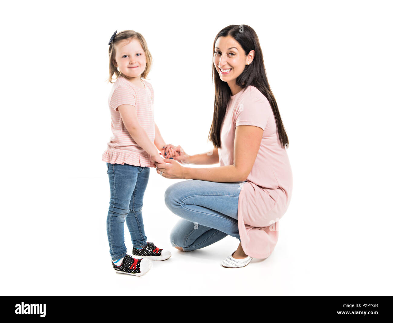 Jolie mère debout avec son joli fille Banque D'Images