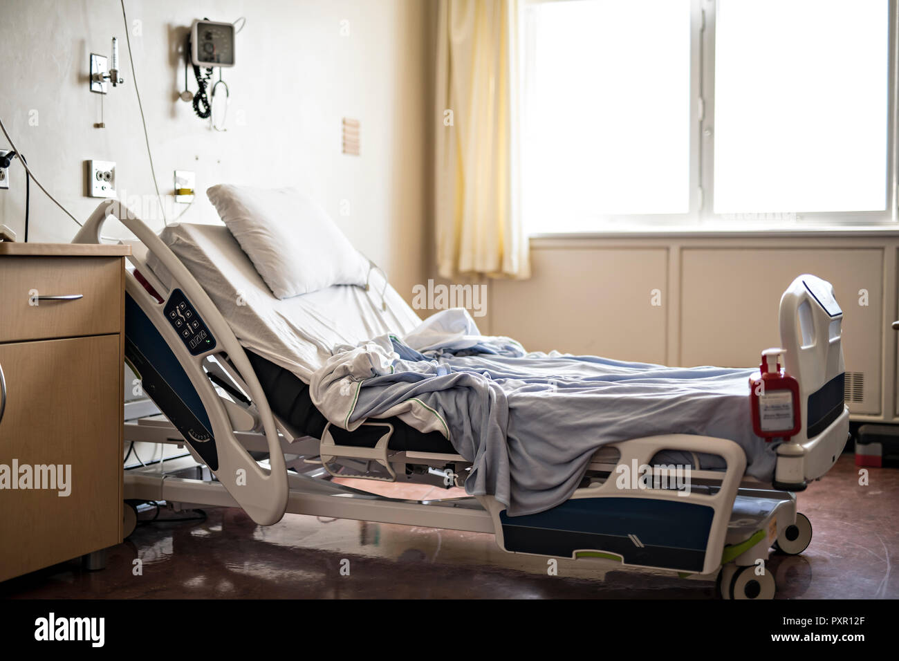 Chambre d'hôpital avec lits simples et confortables équipées médical Banque D'Images