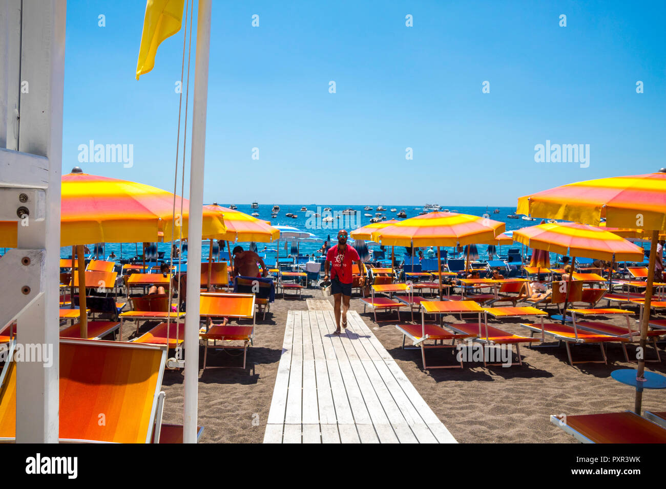Lifeguard, bagnino, plage privée, transats parasols parasols colorés positano plage superbe, scenic, maison de vacances concept, meilleure vie, le temps vit vivant Banque D'Images