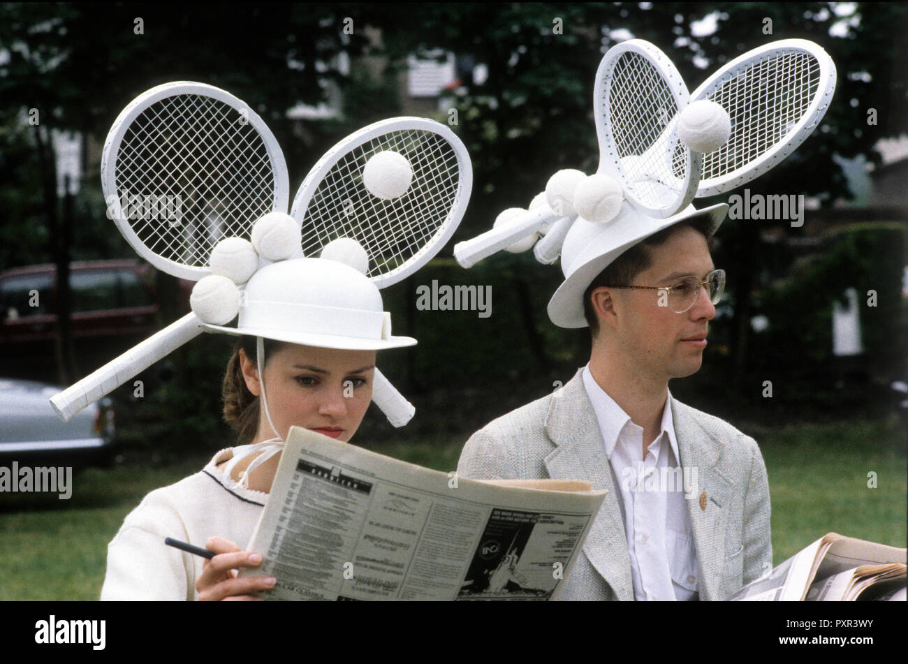 Les créateurs de mode portant des chapeaux de style de raquette de tennis au tournoi de tennis de Wimbledon 1988. Banque D'Images