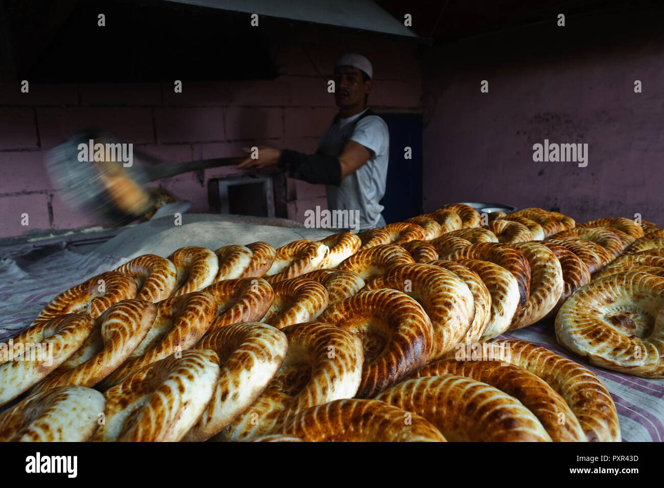 La cuisson du pain local ('nan') ( Kirghizistan) Banque D'Images