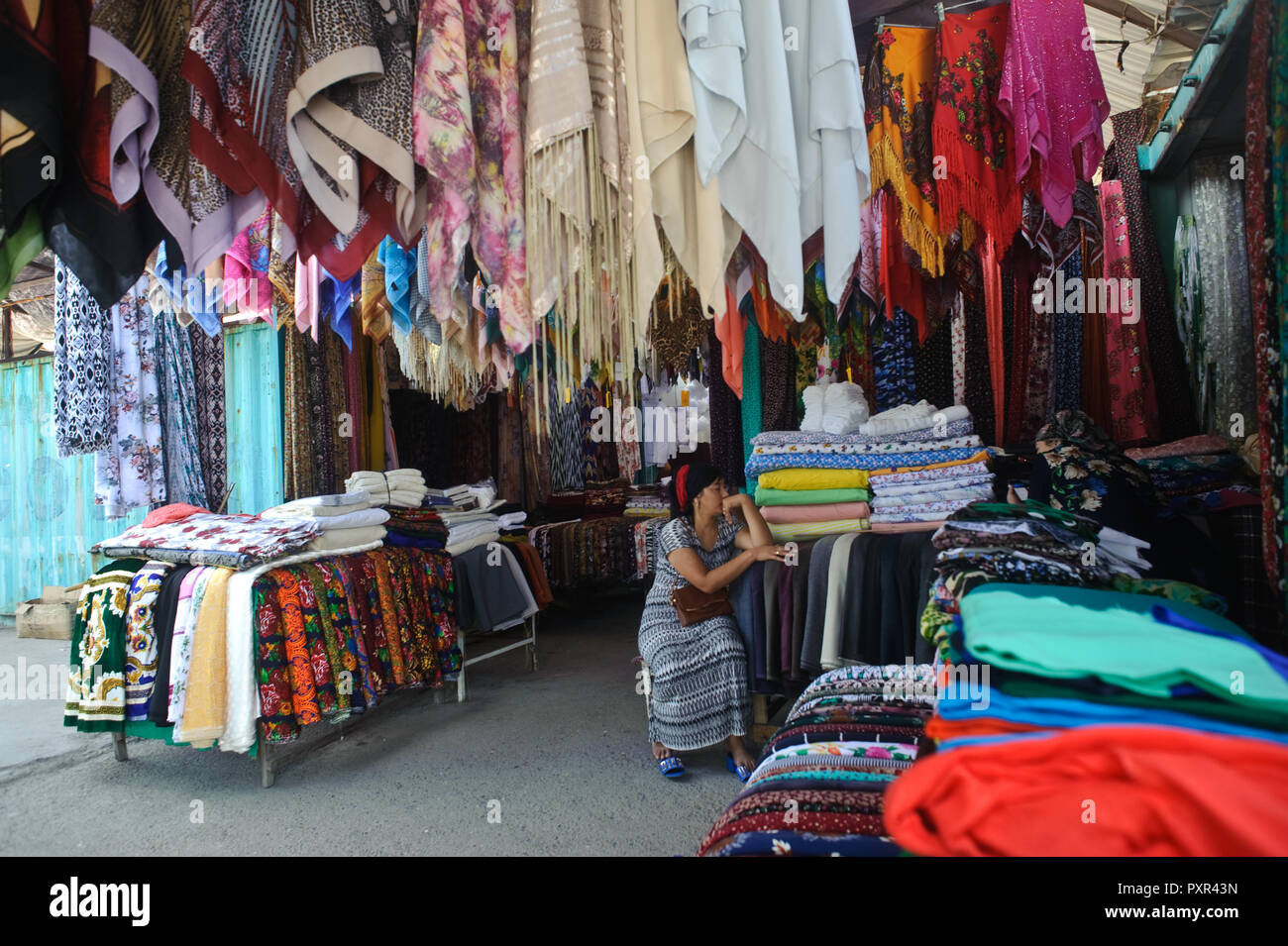 Dans la boutique de tissus bazar ( Kirghizistan) Banque D'Images