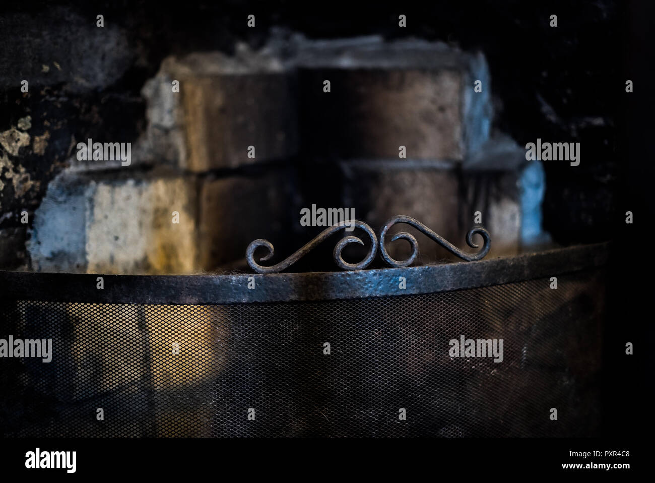 La suie, les taches et les briques brûlées donne cette vieille cheminée utilisé un effrayant, aspect gothique ou grungy style halloween Banque D'Images