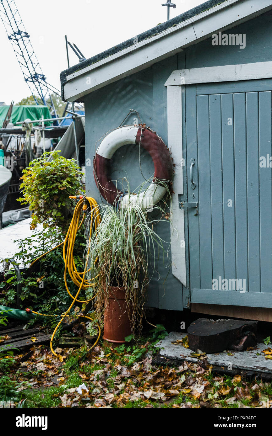 Un hangar/atelier avec une bouée et autres usines à Eel Pie Island,Londres,Angleterre,UK Banque D'Images