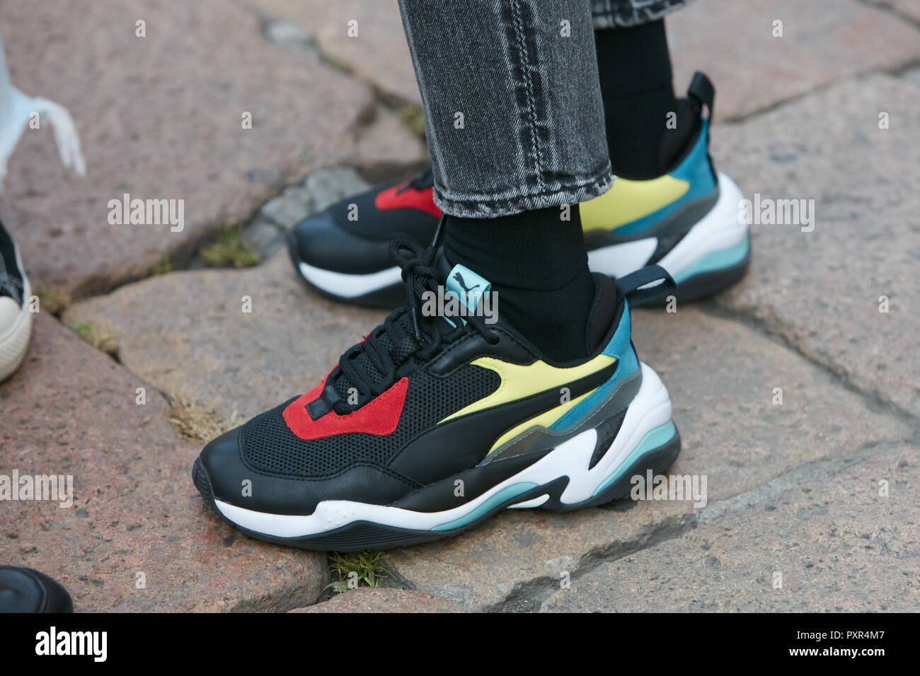 MILAN, ITALIE - 22 septembre 2018 : Femme avec Puma sneakers en noir,  rouge, jaune et bleu les couleurs avant de Salvatore Ferragamo fashion  show, Milan Fashi Photo Stock - Alamy