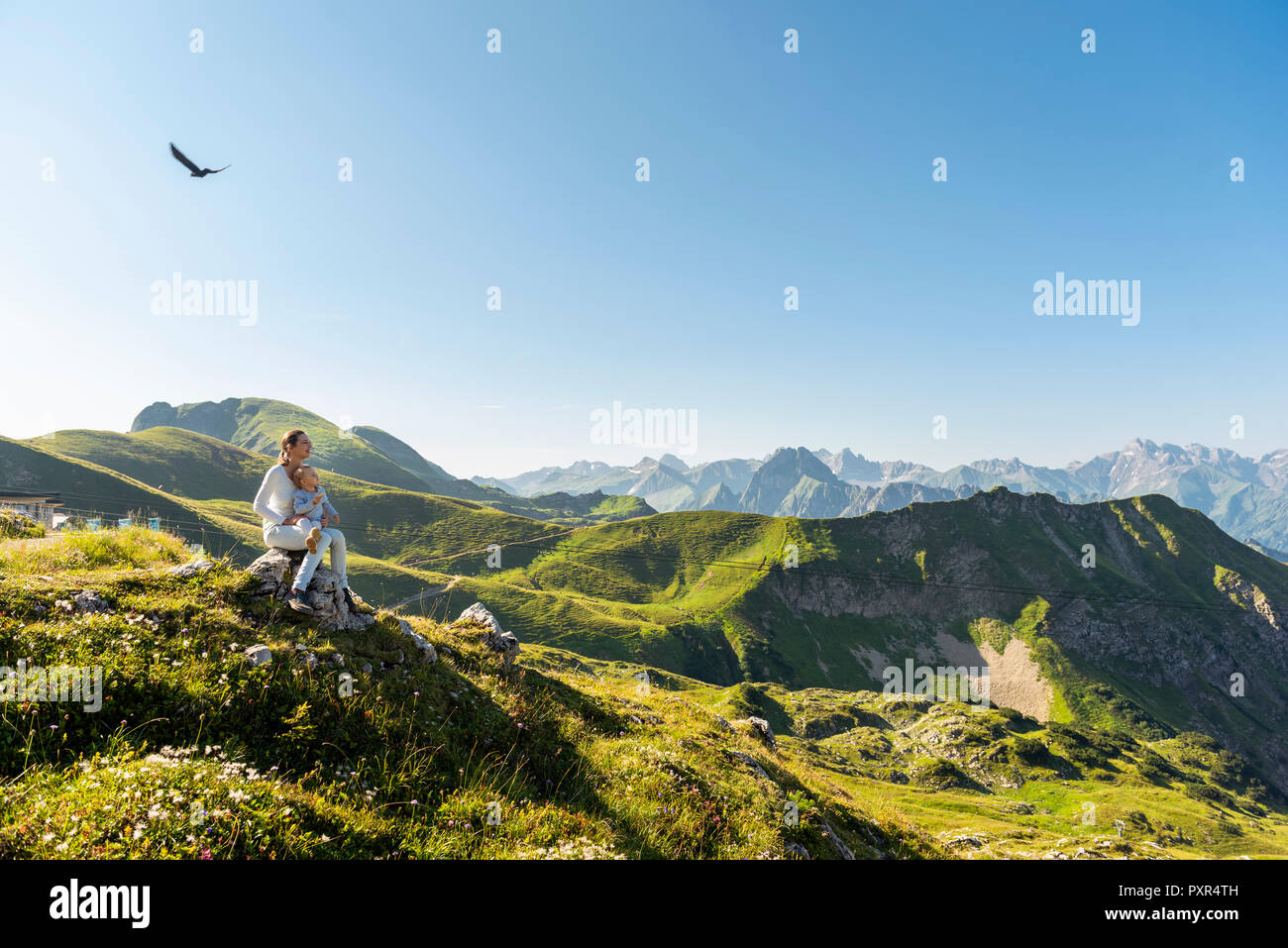 Allemagne, Bavière, Oberstdorf, mère et fille sur une randonnée dans les montagnes d'avoir une pause looking at view Banque D'Images