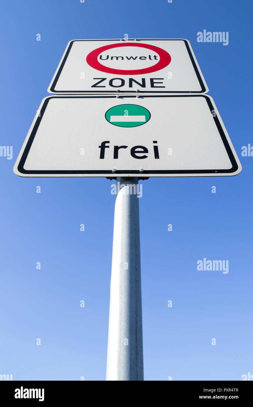 German road sign : début d'une zone à faibles émissions, les véhicules avec green zone à faibles émissions autorisées autocollant Banque D'Images