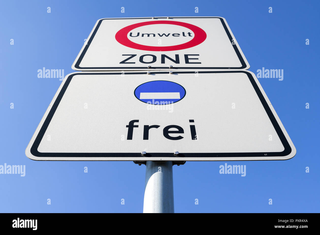 German road sign : début d'une zone à faibles émissions, les véhicules à faibles émissions bleu fictif autocollant zone autorisée Banque D'Images