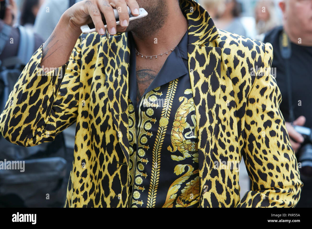 MILAN, ITALIE - 22 septembre 2018 : l'homme avec du jaune et noir veste en  peau de léopard et chemise avec décorations d'or avant de mode Salvatore  Ferragamo Photo Stock - Alamy