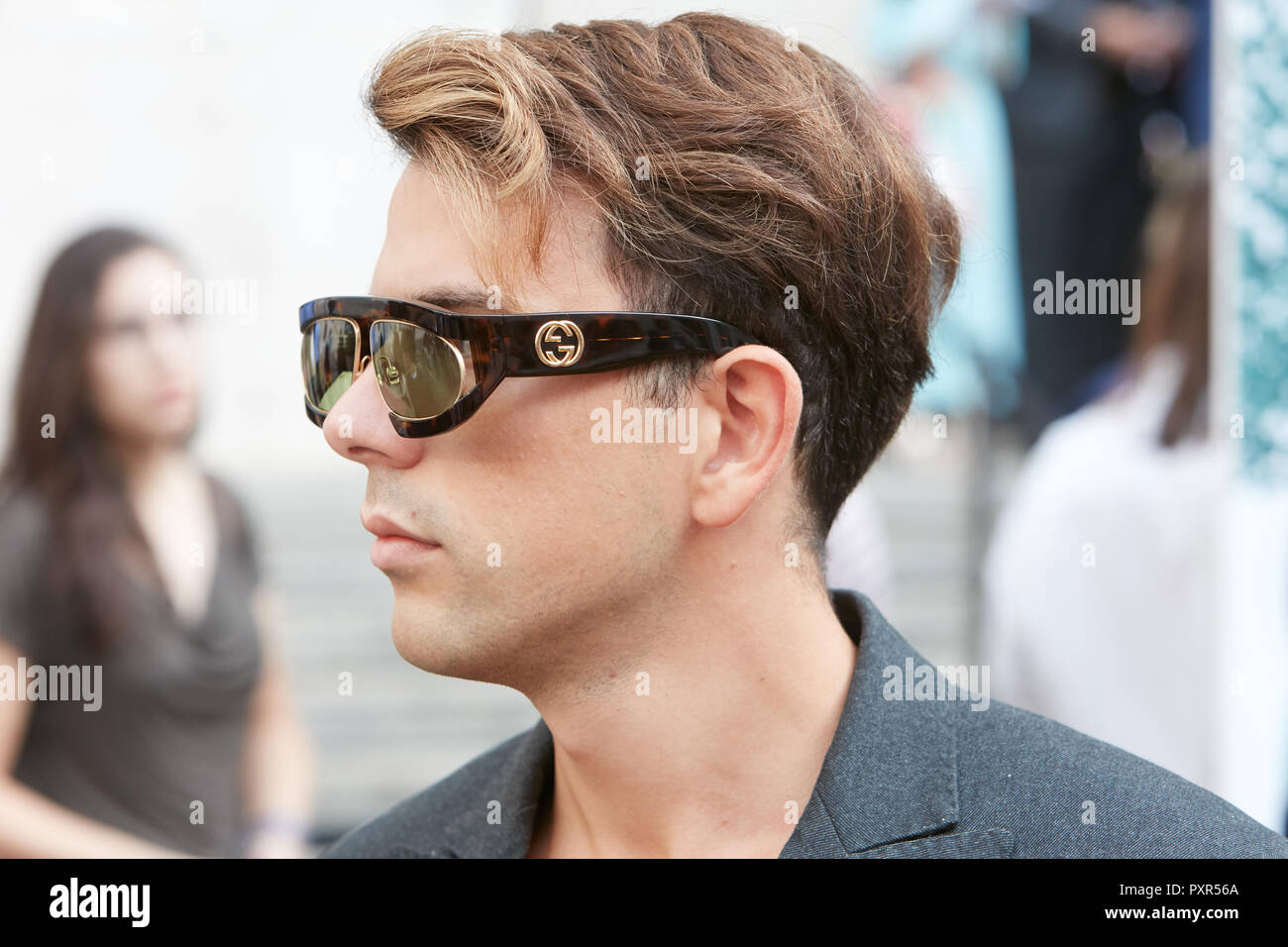 MILAN, ITALIE - 22 septembre 2018 : l'homme avec les lunettes de soleil  Gucci et veste gris avant de Salvatore Ferragamo fashion show, Milan  Fashion Week street style Photo Stock - Alamy